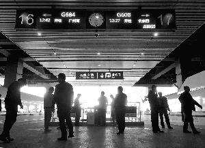 　　8月15日起，“动车吸烟处罚规定”升级 。图为在石家庄火车站站台上，旅客趁着停车间隙下车吸烟。北京晨报记者 王巍/摄