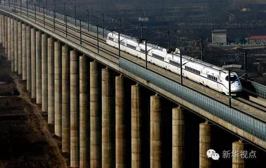 　　一列试运行的动车组列车从郑西高铁三门峡附近的一座特大型桥梁上驶过（2010年1月16日摄）。新华社记者 王颂 摄