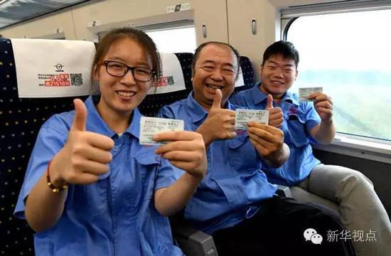 　　9月10日，参与郑徐高铁建设的中铁电气化局三公司的工作人员乘坐郑徐高铁首趟动车组列车。新华社记者 李安 摄