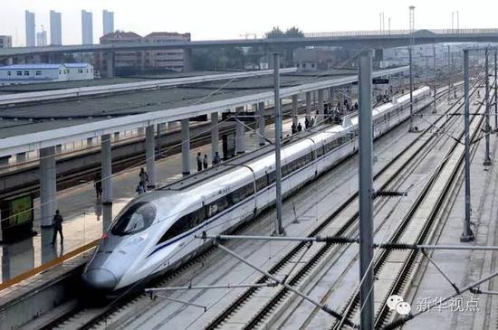 9月10日，首趟郑徐高铁动车组列车停靠在河南商丘站。新华社记者 李安 摄