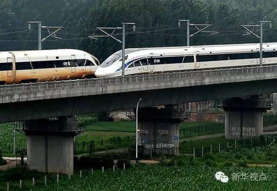 　　7月15日，两辆中国标准动车组在郑徐高铁上以超过420公里的时速交会，这是世界最高速的动车组交会试验。新华社记者 李安 摄