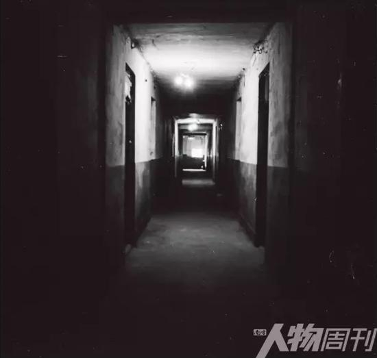 建于1980年代、现已荒废的冶炼厂办公楼