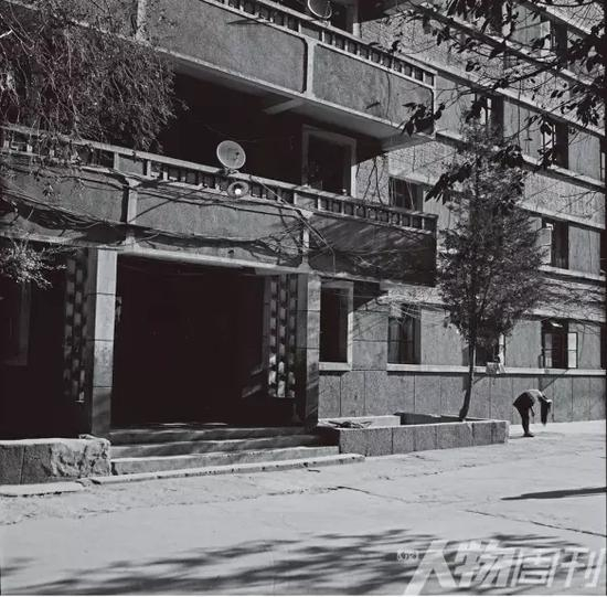清早，铝厂宿舍楼前，梳头的女人，出租屋每间月租为130-160元
