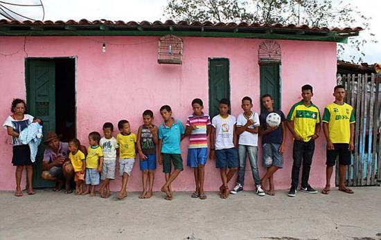 克鲁兹夫妇连生13个儿子，并且都以R字开头的著名球星命名。（网页截图）