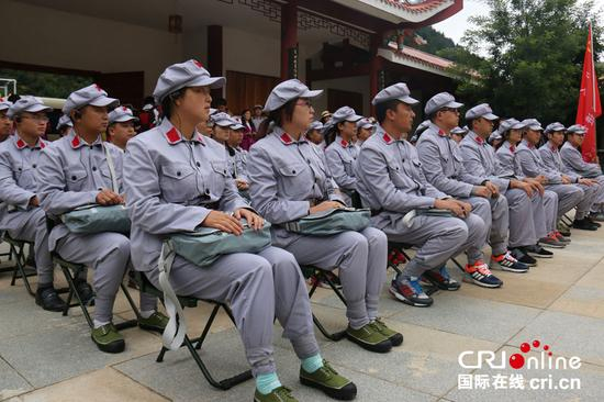 来自金川、小金、马尔康3县（市）的机关干部，认真聆听老师讲两河口会议召开的历史故事