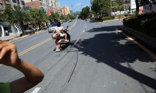 ▲汝城县卢阳大道，曹再发弃车位置。现场地面痕迹显示，曹再发的车一度逆行。 图/视觉中国