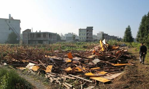 ▲汝城县江头村曹家二组，曹再发在建房屋被拆后留下的废墟。 图/视觉中国