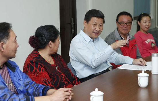 　　2013年8月30日下午，习近平在沈阳市沈河区大南街道多福社区与下岗工人、下岗再就业人员、退休老职工和社区干部代表座谈。新华社记者 鞠鹏 摄