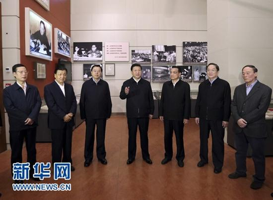 　　2012年11月29日，中共中央总书记、中央军委主席习近平和中央政治局常委李克强、张德江、俞正声、刘云山、王岐山、张高丽等来到国家博物馆，参观《复兴之路》展览。新华社记者 兰红光 摄