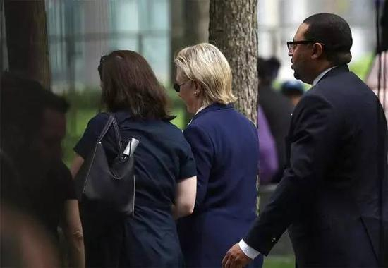 9月11日，参加9·11事件纪念活动的希拉里被搀扶着离开。