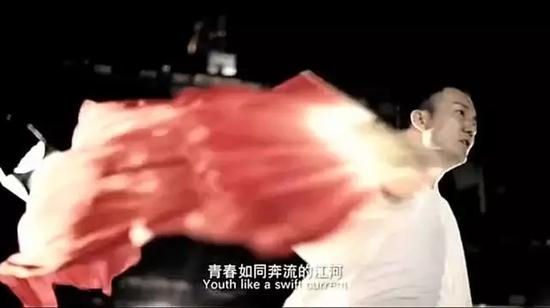 ▲ 手中的吉它就像一把刀子，他要割下我的脸皮只剩下张嘴