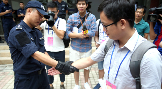 广州公安示范新装备——新型抓捕手套。广报记者邵权达 摄
