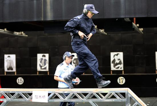 警员正在进行警务实战比武。记者邵权达 摄