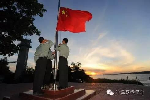 “东方第一哨”升起国旗