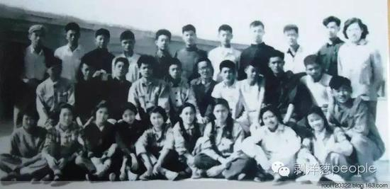 上海首批30名支边知青合影。1961年9月 摄于新疆兵团五师哈密农校。图片来自网络。