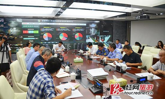 　　3日晚间，张家界就被曝光的宰客团伙“连环局”事件召开案情分析会。目前，涉事门市部张家界市中国旅行社景豪门市部已被关闭。