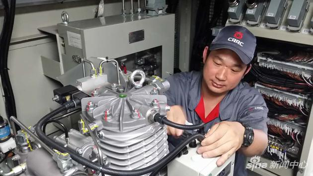 大连机车车辆有限公司成为机车车间试运班机车电工调试高级技师张如意。