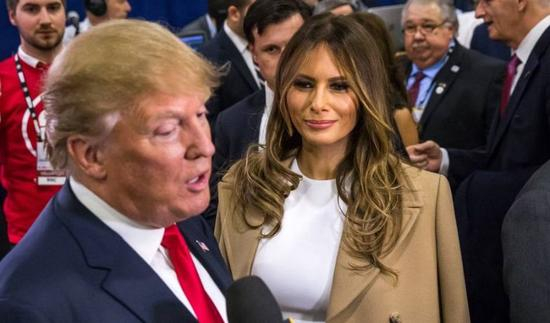 特朗普妻子梅兰妮亚注视丈夫接受采访
