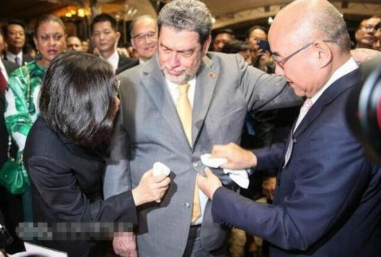 “台湾有你真好”酒会 蔡英文帮忙擦衣服