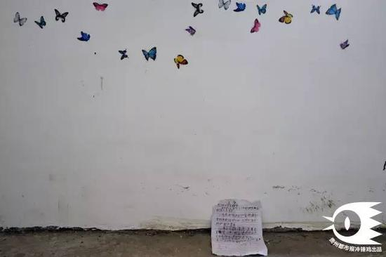 凯歌在卧室贴了很多蝴蝶，也许蝴蝶能带他飞去梦想中的远方