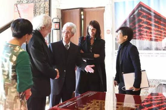 何镜堂教授向来宾介绍中国馆模型。