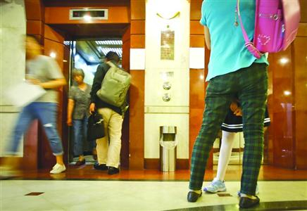 曾经给中山广场小区居民带来方便的电梯，如今却成为他们心中的阴影。　/晨报记者　张佳琪