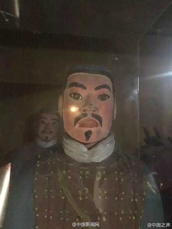红唇兵马俑