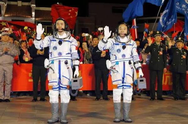 10月17日，神舟十一号载人飞行任务航天员景海鹏和陈冬出征。新华社记者李刚 摄