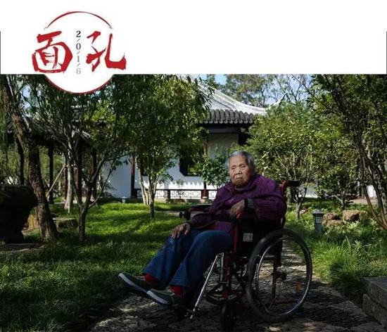 　　10月11日，100岁的老红军梁金玉正在公园晒太阳。她1934年11月加入红四方面军，参加了长征。解放后，曾任江苏省丹阳县委书记，离休后定居苏州。新京报记者 彭子洋 摄