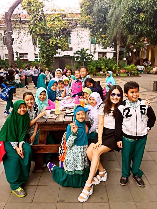法塔希拉广场上玩耍学习的孩子们与本文作者合影