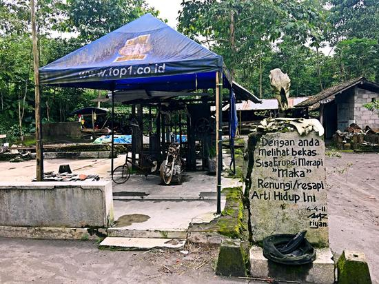 　　2010年11月5日默拉皮火山爆发毁坏的民居遗址。