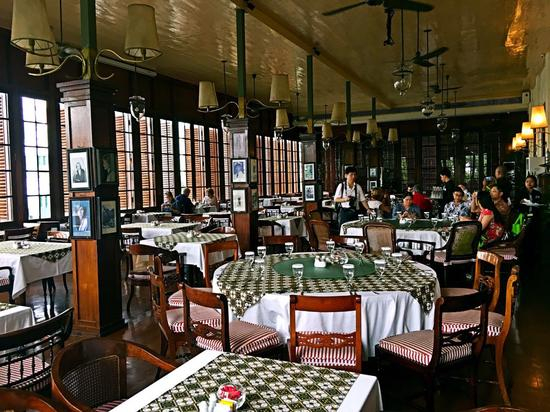 　　法塔希拉广场一旁的巴达维亚咖啡店，这是由一幢有200多年历史的建筑改造而成。