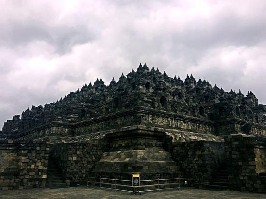 婆罗浮屠庙宇一侧