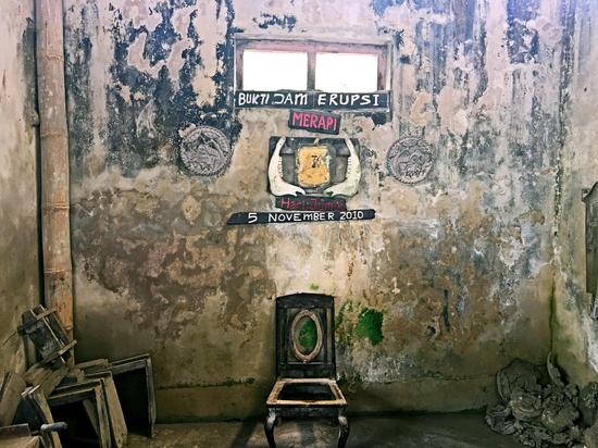 　　2010年11月5日默拉皮火山爆发毁坏的民居遗址，这是火山最近一次的爆发，墙上标注着爆发日期。