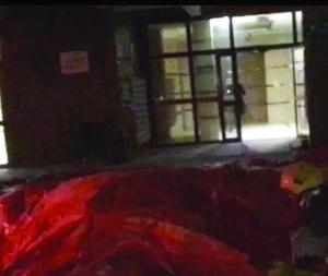 为防止女子跳楼，消防在楼下铺了安全气垫 警方供图