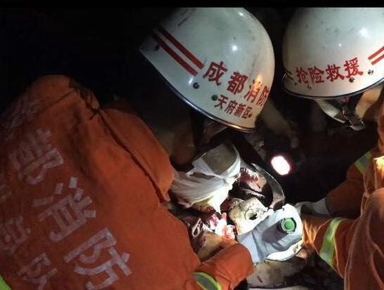 图为消防队员正对伤者进行救援