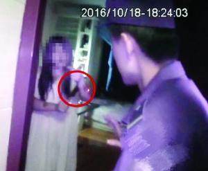 女主播开门时，把刀架在手腕上，要民警离开