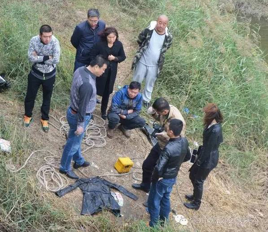 相关人员对打捞物件进行辨别