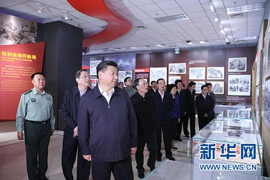 　　2016年9月23日，党和国家领导人习近平、俞正声、刘云山、王岐山、张高丽等在中国人民革命军事博物馆参观“英雄史诗不朽丰碑——纪念中国工农红军长征胜利80周年主题展览”。 新华社记者兰红光摄