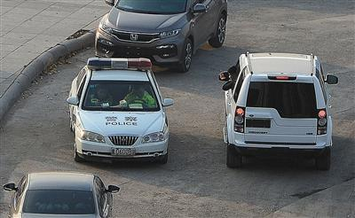 　　10月15日下午，一警车停在渡口南岸，旁边越野车司机（保车人）探头与交警交流，几分钟后，几辆超载运煤车顺利通过松花江渡口。