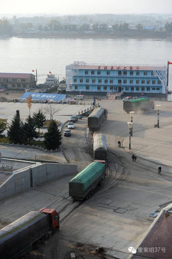 　　▲10月15下午，黑龙江依兰县松花江渡口南岸。几台超载运煤货车抵达渡口，车尾留下一片水渍。据知情人介绍，超载货车的刹车系统超负荷工作后刹车盘会过热，需要用水喷淋降温，这也是超载货车特有的现象。&nbsp;&nbsp;&nbsp;&nbsp;新京报记者 吴江 摄