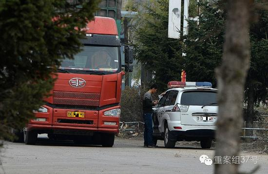 　　▲10月16下午，黑龙江依兰县松花江渡口北岸。一辆货车司机下车后将一个纸条递进警车，交警看过后返还给货车司机。随后，这辆严重超载，车位没有号牌的运煤货车顺利离开。&nbsp;&nbsp;&nbsp;&nbsp;新京报记者 吴江 摄