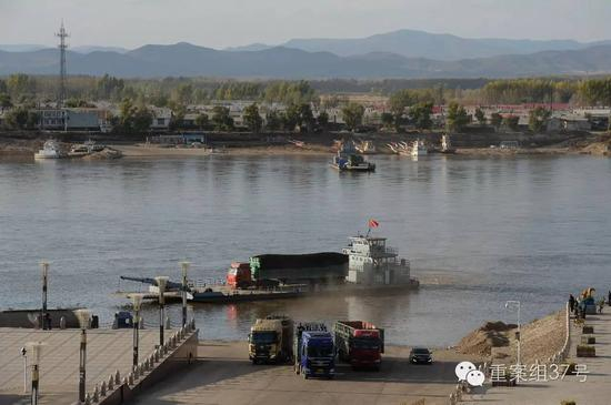 　　▲10月13日下午，黑龙江依兰县松花江渡口，摆渡船运载一辆严重超载的运煤货车驶向松花江北岸。据知情人介绍，这样严重超载的运煤货车重量在一百吨上下。&nbsp;&nbsp;&nbsp;&nbsp;新京报记者 吴江 摄
