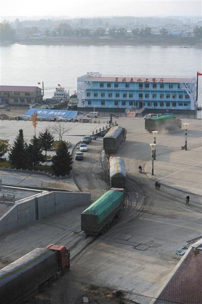 　　10月15日下午，黑龙江依兰县松花江渡口南岸。超载运煤车抵达渡口，车尾淋下一片水渍。据知情人介绍，超载货车的刹车系统超负荷工作导致过热，需要用水喷淋降温，这也是超载货车特有的现象。