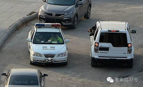 　　▲10月15下午，一辆路虎越野车的司机探出头和警车内的交警交流。据知情人介绍，路虎越野车的司机就是“保车人”。&nbsp;&nbsp;&nbsp;&nbsp;新京报记者 吴江 摄