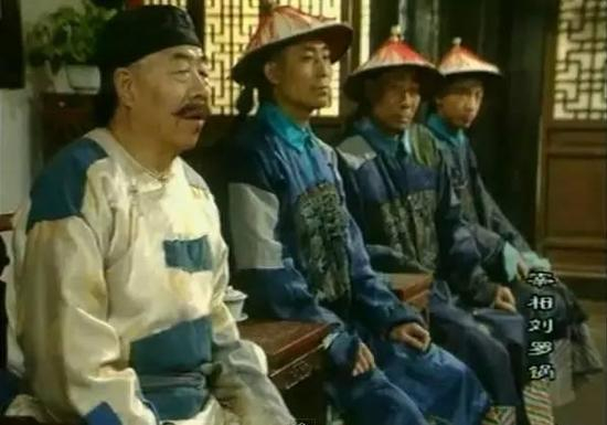 《宰相刘罗锅》中那帮穿着补丁官服的贪官们。