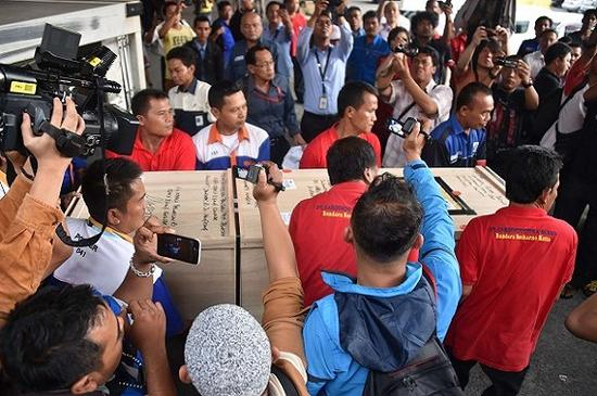 　　当地时间2014年11月11日，印尼雅加达，疑似在香港被英国银行家Rurik Jutting杀害的两名印尼女子的遗体灵柩运抵回国。来源：视觉中国