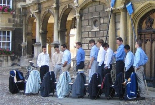 在剑桥彼得学院的Rurik Jutting（左四）