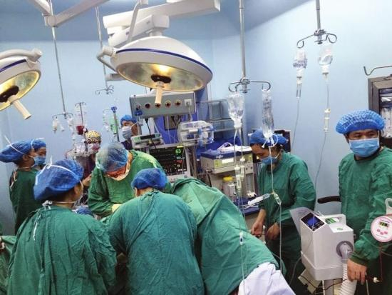 省妇幼保健院，李女士（化名）因情绪波动导致难治性产后大出血，医生正进行 抢救。图/通讯员胡敏