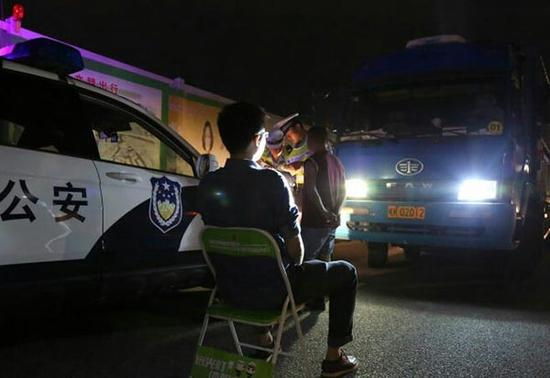 深圳交警称，“看灯一分钟”并非强制